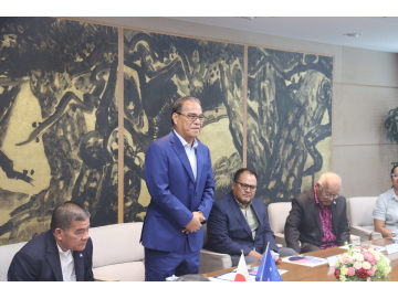 大統領があいさつをしている