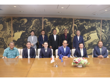 知事が集合写真に写っている