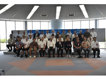 知事が集合写真に写っている