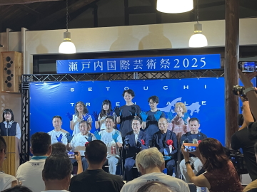 知事が記念撮影に写っている