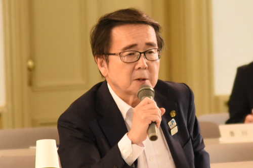 発言をする知事