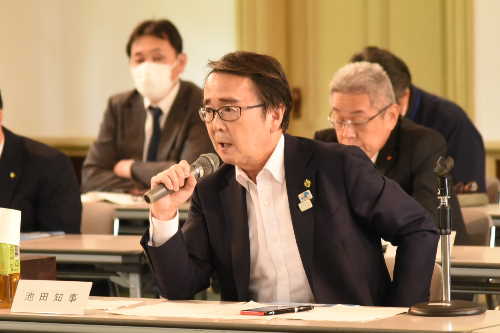 発言をする知事