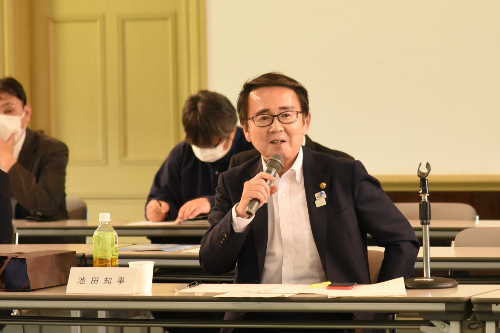 発言をする知事