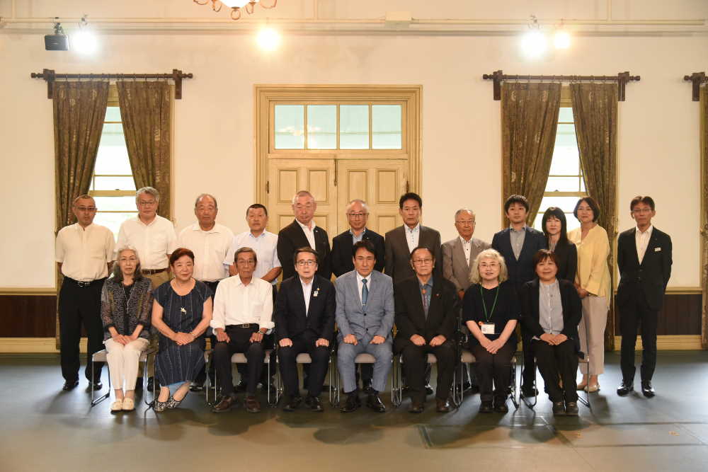 知事と県民の皆さんの集合写真