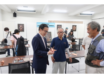 知事が作品を鑑賞している