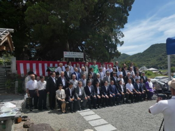 知事が集合写真に写っている