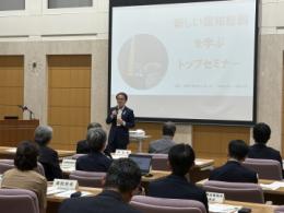 知事があいさつをしている