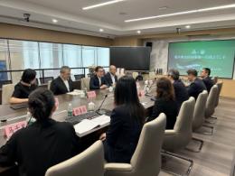 知事が会議に出席している