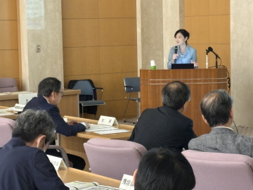 講師の方が講演をしている