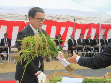 知事が神事に参加している