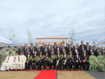 知事が集合写真に写っている