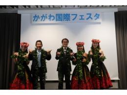 知事がステージに立っている