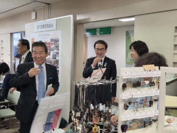 知事が展示を見ている