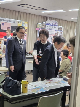 知事が説明を受けている