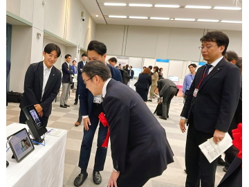 知事が展示を体験している