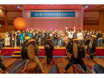 知事がステージに立っている