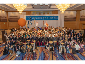 知事が集合写真に写っている