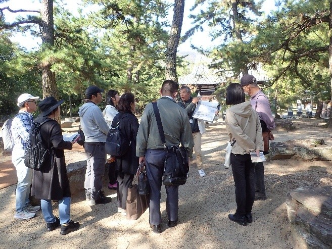 遺跡のまち歩きの一コマ
