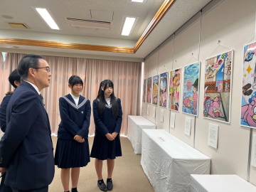 知事がポスターを見学している