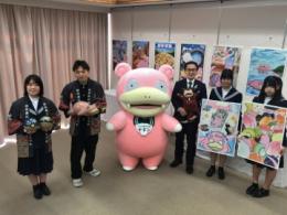 知事が学生と並んでいる