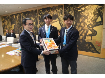 知事が選手二人と映っている