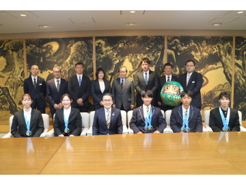 知事と選手の集合写真