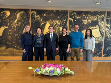 知事が集合写真に写っている