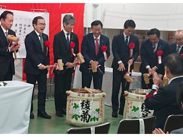 知事が鏡開きをしている