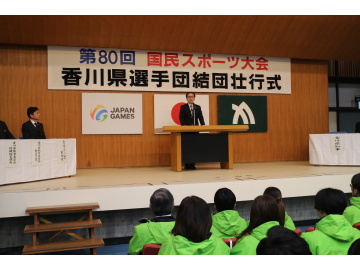 知事がステージに立っている