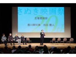 知事があいさつをしている