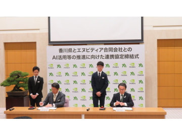 知事がサインをしている