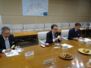 知事が試食をしている