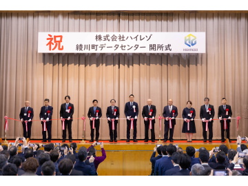 知事がテープカットを行っている