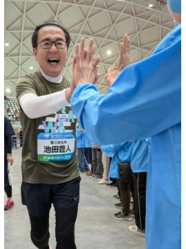 知事が走っている