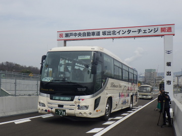 バスが通過している