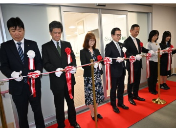 知事がテープカットを行っている