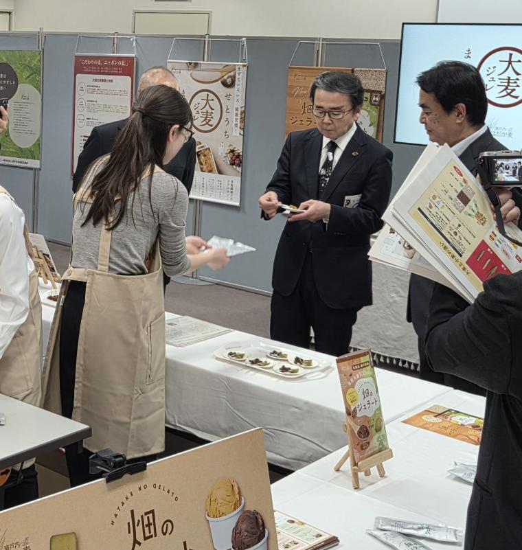 知事が試食をしている写真