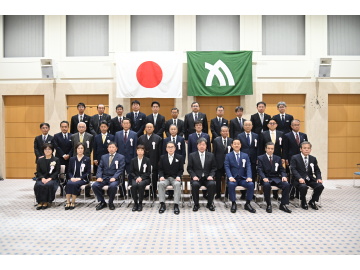 知事が集合写真に映っている3