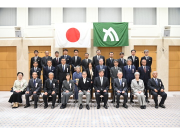 知事が集合写真に映っている4