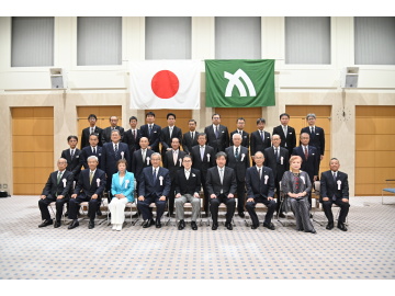知事が集合写真に映っている5