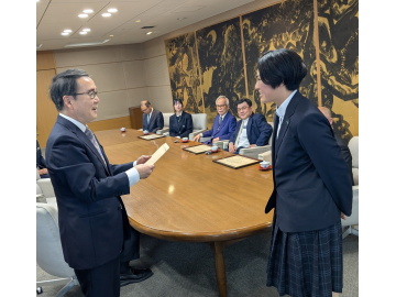 知事が表彰をしている