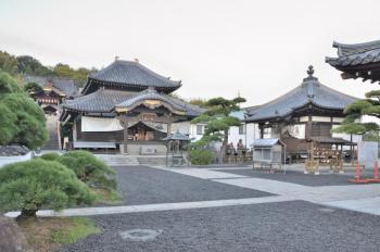 本堂・庚申堂・大師堂（東から）