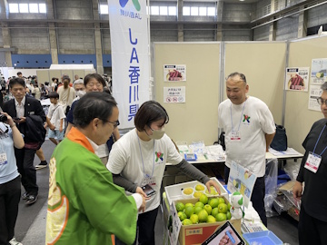知事が県産品の販売をしている