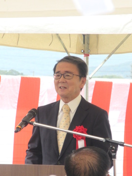 知事が式典であいさつをしている