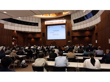 知事がシンポジウムにて話をしている