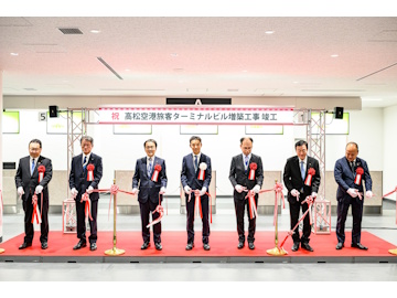 知事が式典にてテープカットを行っている